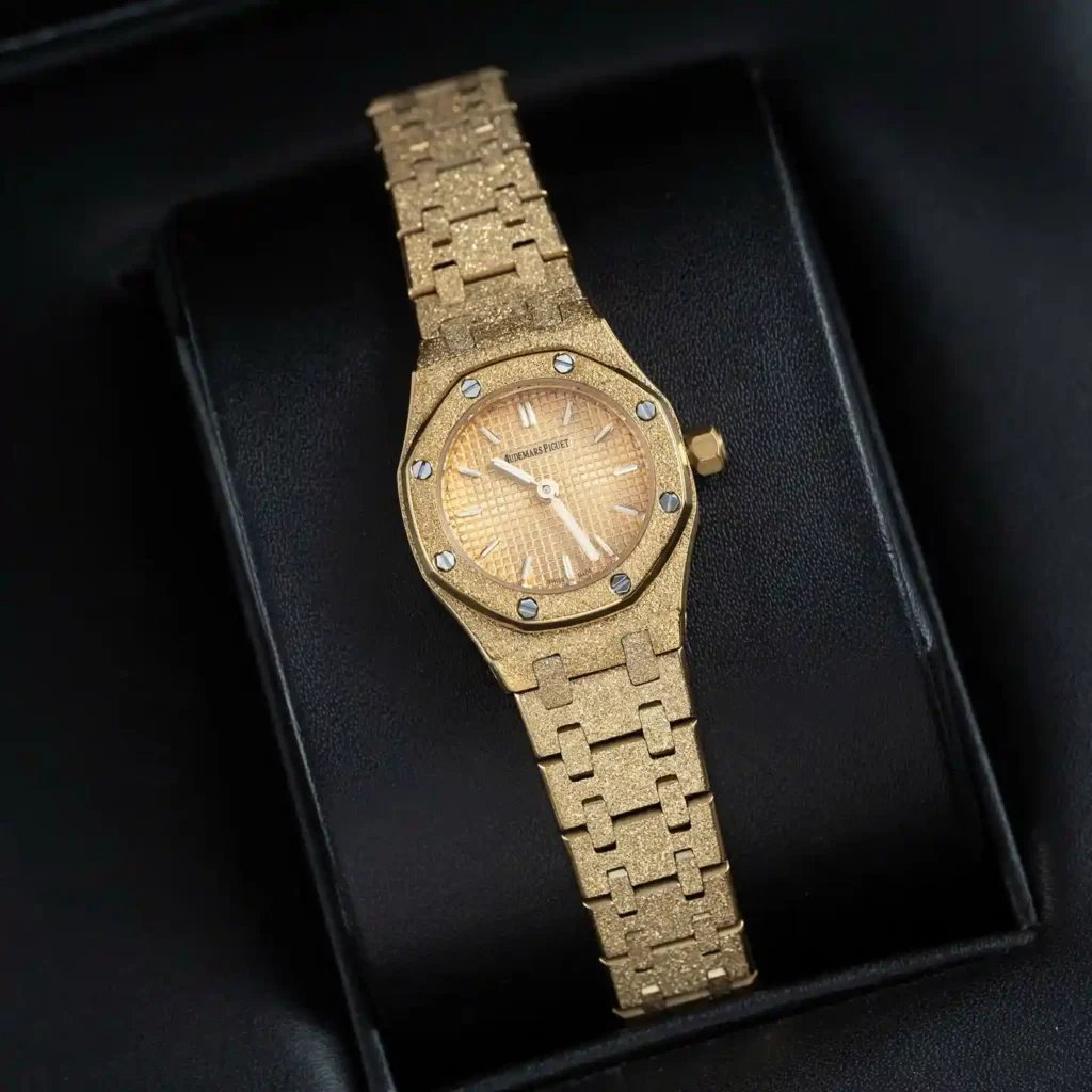 Super Clone Audemars Piguet Royal Oak Mini Frosted Gold 67630BA.GG.1312BA.01 — clasp and links