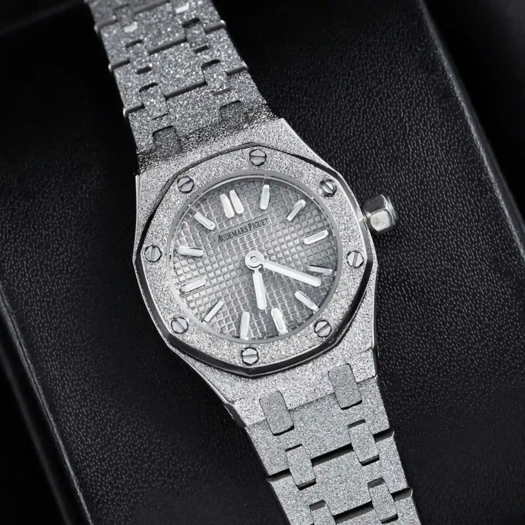 Super Clone Audemars Piguet Royal Oak Mini Frosted Gold 67630BC.GG.1312BC.01 – — clasp and links