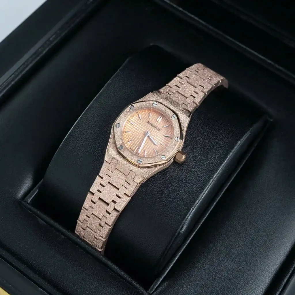 Super Clone Audemars Piguet Royal Oak Mini Frosted Gold 67630OR.GG.1312OR.01 – — bracelet detail