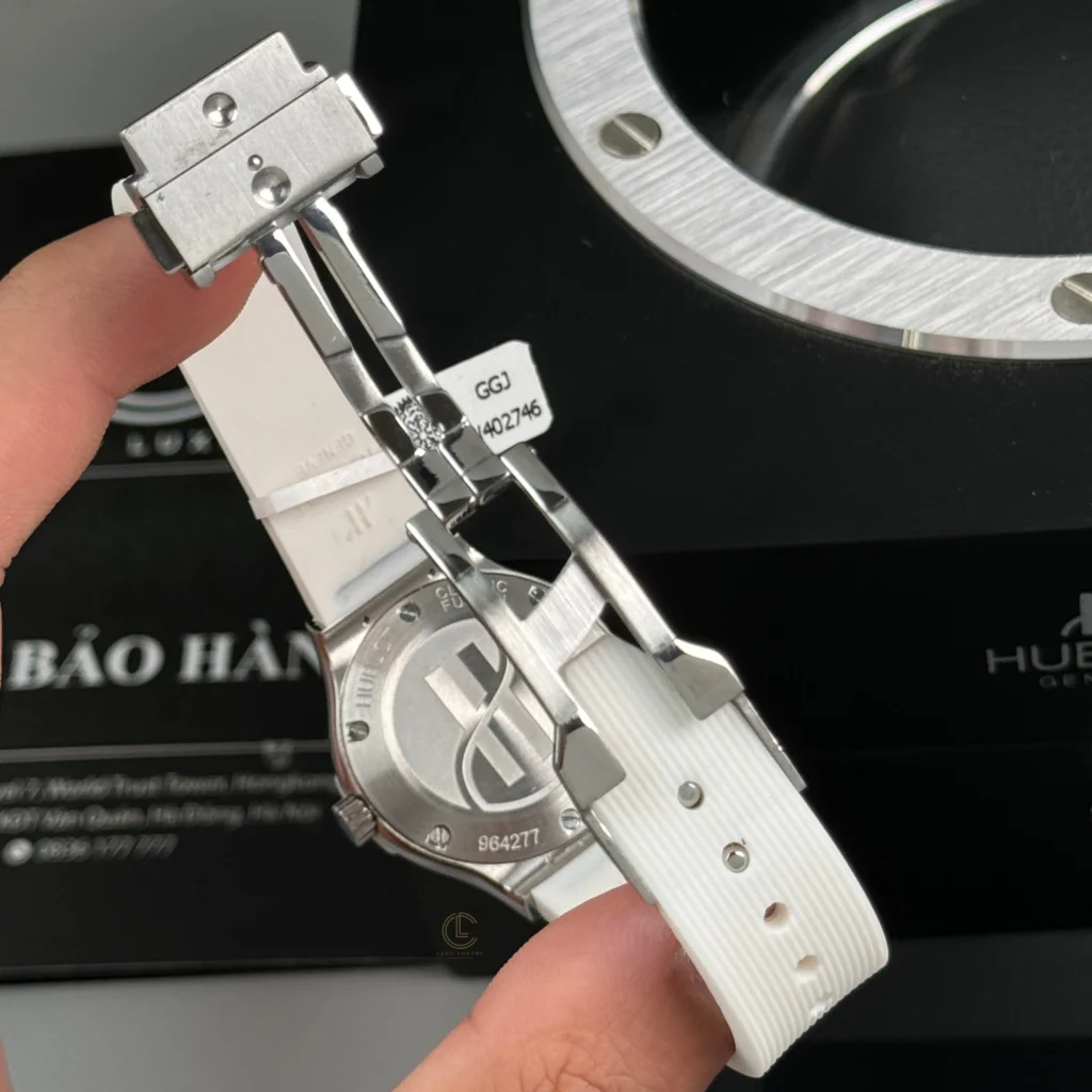 Super Clone Hublot Classic Fusion Diamonds Moissanite Pave 33mm White Dial – Handcrafted Diamod — clasp and links