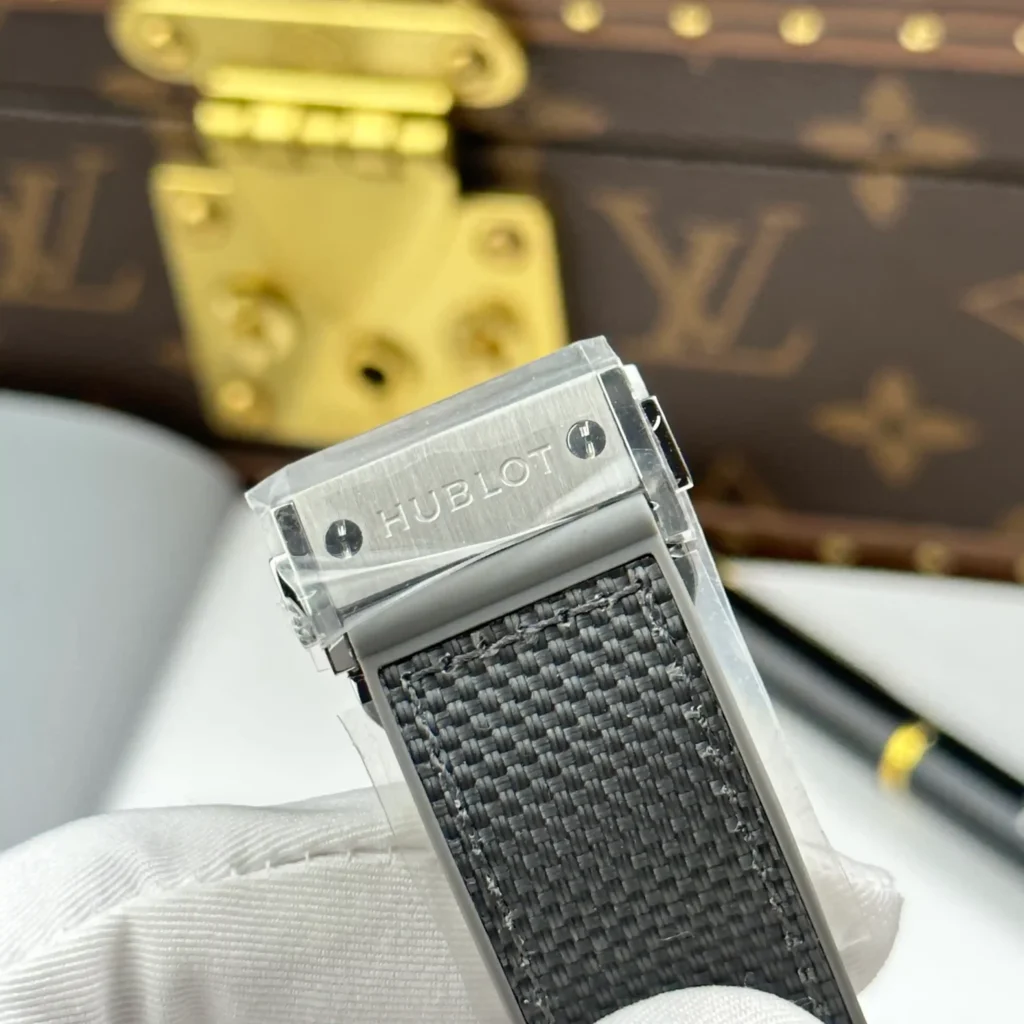 Super Clone Hublot Classic Fusion Essential Grey 42mm Titanium — bracelet detail