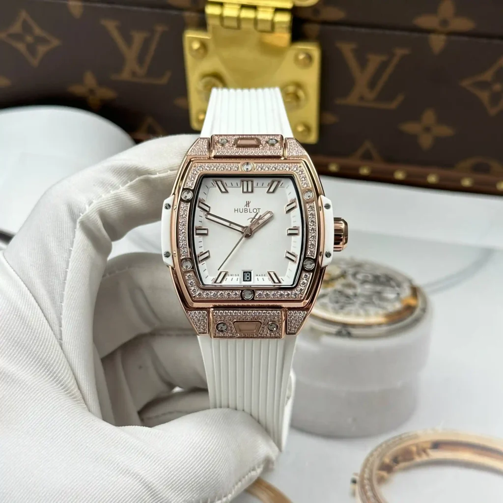 Super Clone Hublot Spirit of Big Bang King Gold White Pavé 662.OE.2080.RW.1604 — case and bezel