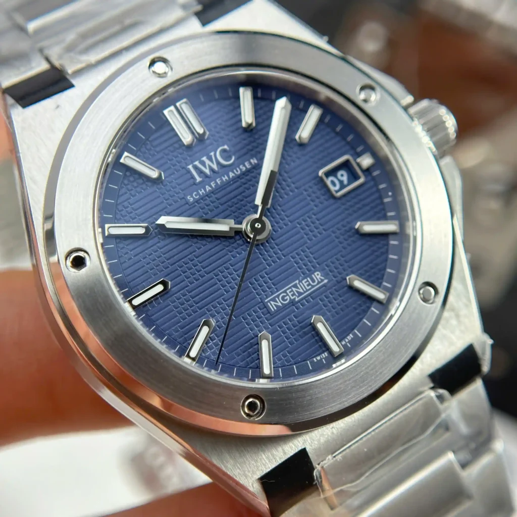 Super Clone IWC Ingenieur IW328907 Gets a Classic Blue Dial 40mm — clasp and links
