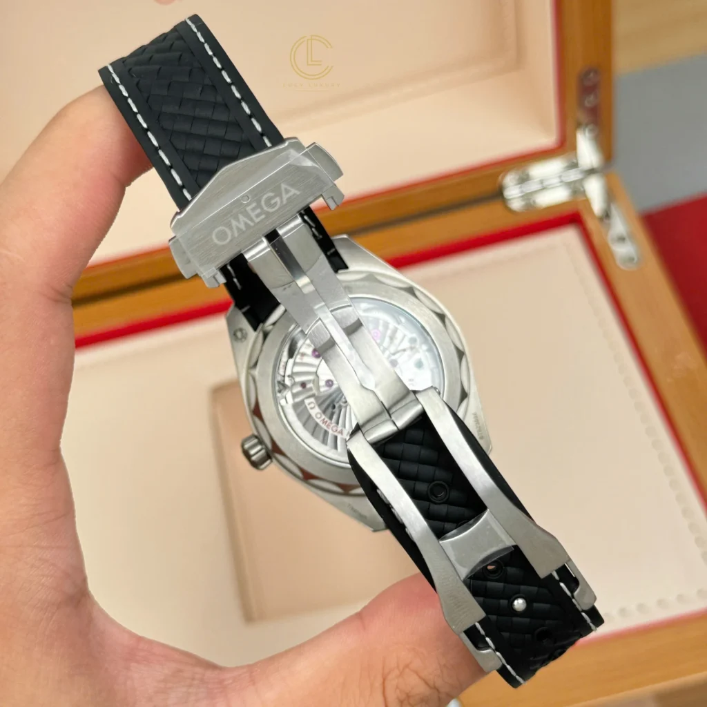 Super Clone Omega Seamaster Aqua Terra Co-Axial Master Chronometer GMT Worldtimer 220.92.43.22.99.001 43mm — movement / caseback view