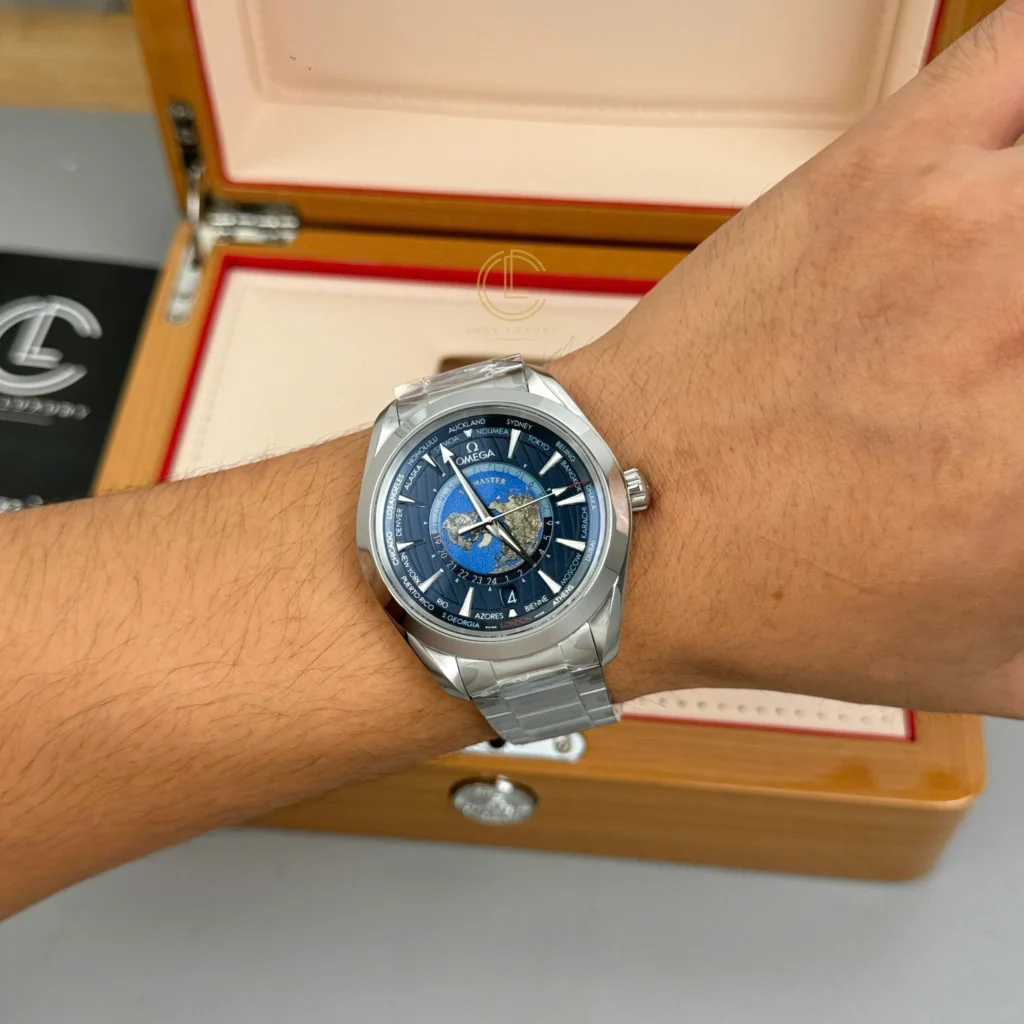 Super Clone Omega Seamaster Aqua Terra Co‑Axial Master Chronometer Gmt Worldtimer 220.10.43.22.03.001 43mm Steel — bracelet detail