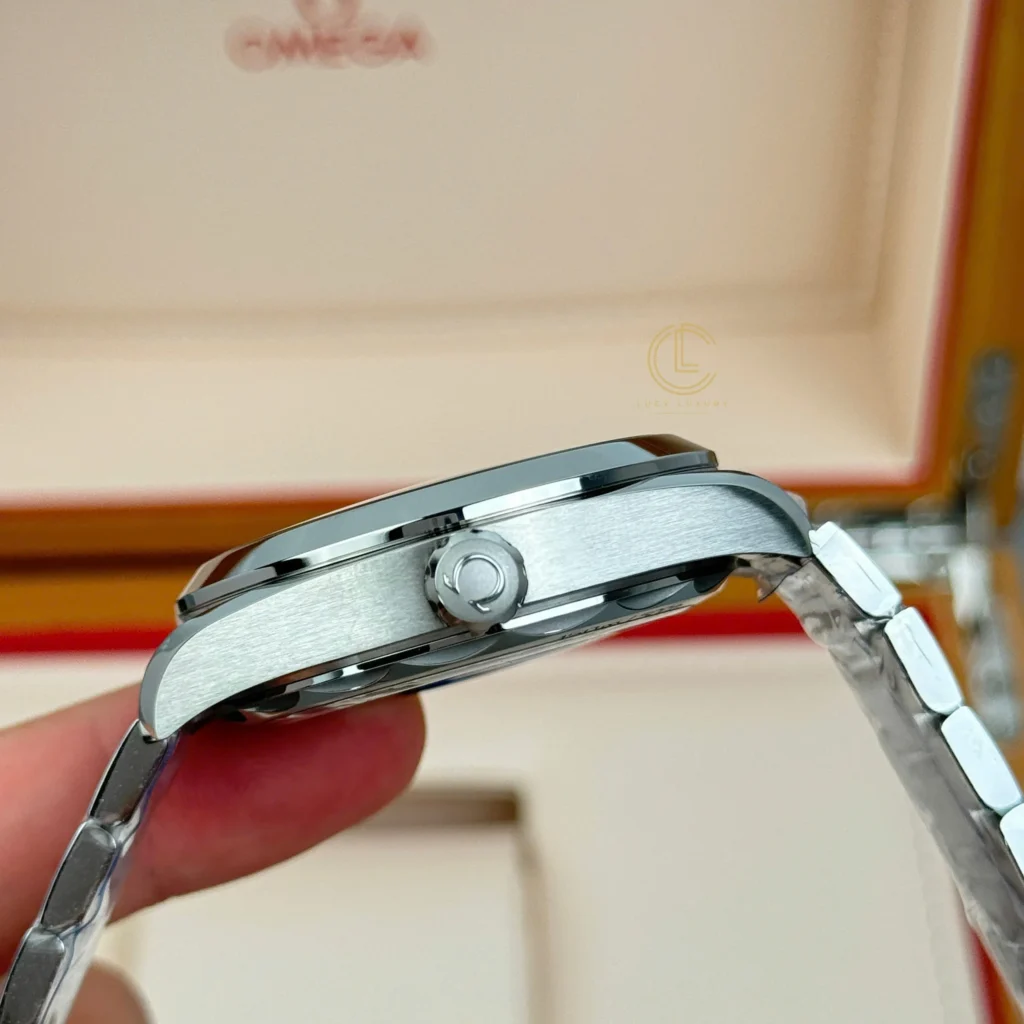 Super Clone Omega Seamaster Aqua Terra Co‑Axial Master Chronometer Gmt Worldtimer 220.10.43.22.03.001 43mm Steel — side profile