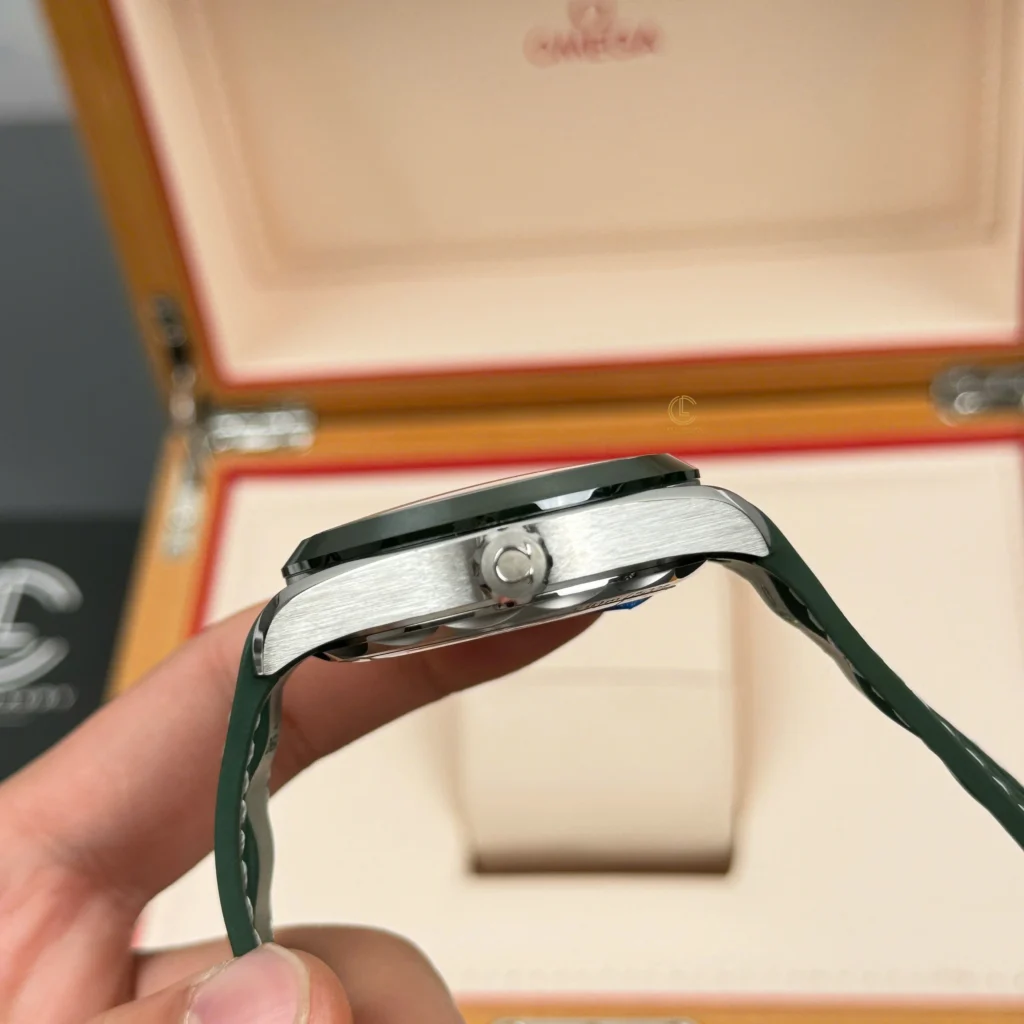 Super Clone Omega Seamaster Aqua Terra Worldtimer 43mm Green Dial — movement / caseback view