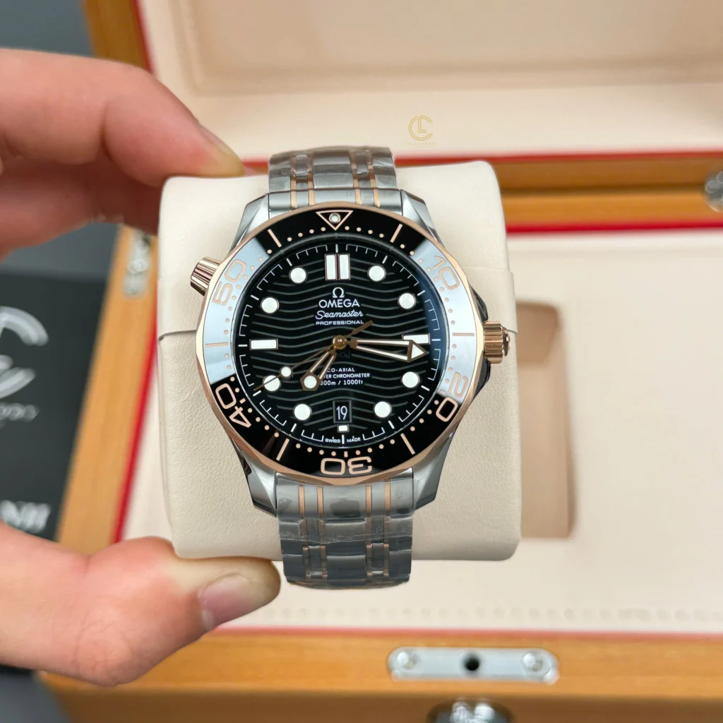 Super Clone Omega Seamaster Diver 300M 210.20.42.20.01.001 42mm Black Dial — bracelet detail