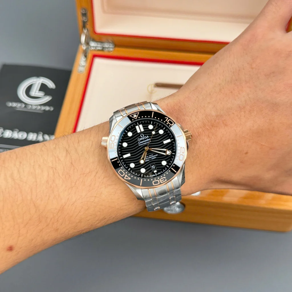 Super Clone Omega Seamaster Diver 300M 210.20.42.20.01.001 42mm Black Dial — clasp and links