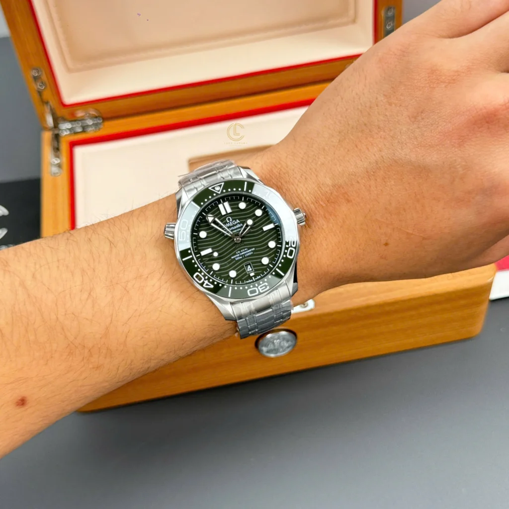 Super Clone Omega Seamaster Diver 300M 42mm Green Dial — view 12