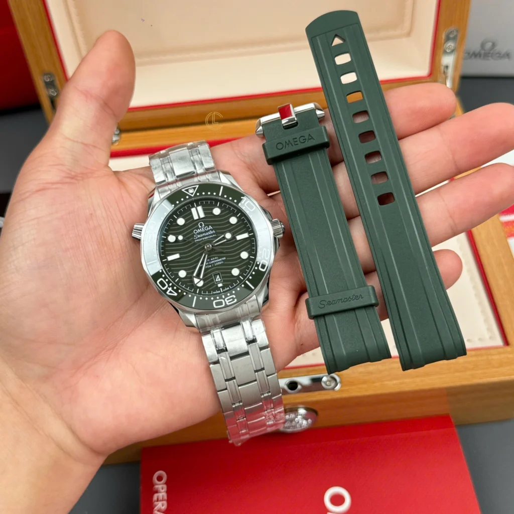 Super Clone Omega Seamaster Diver 300M 42mm Green Dial — dial close-up