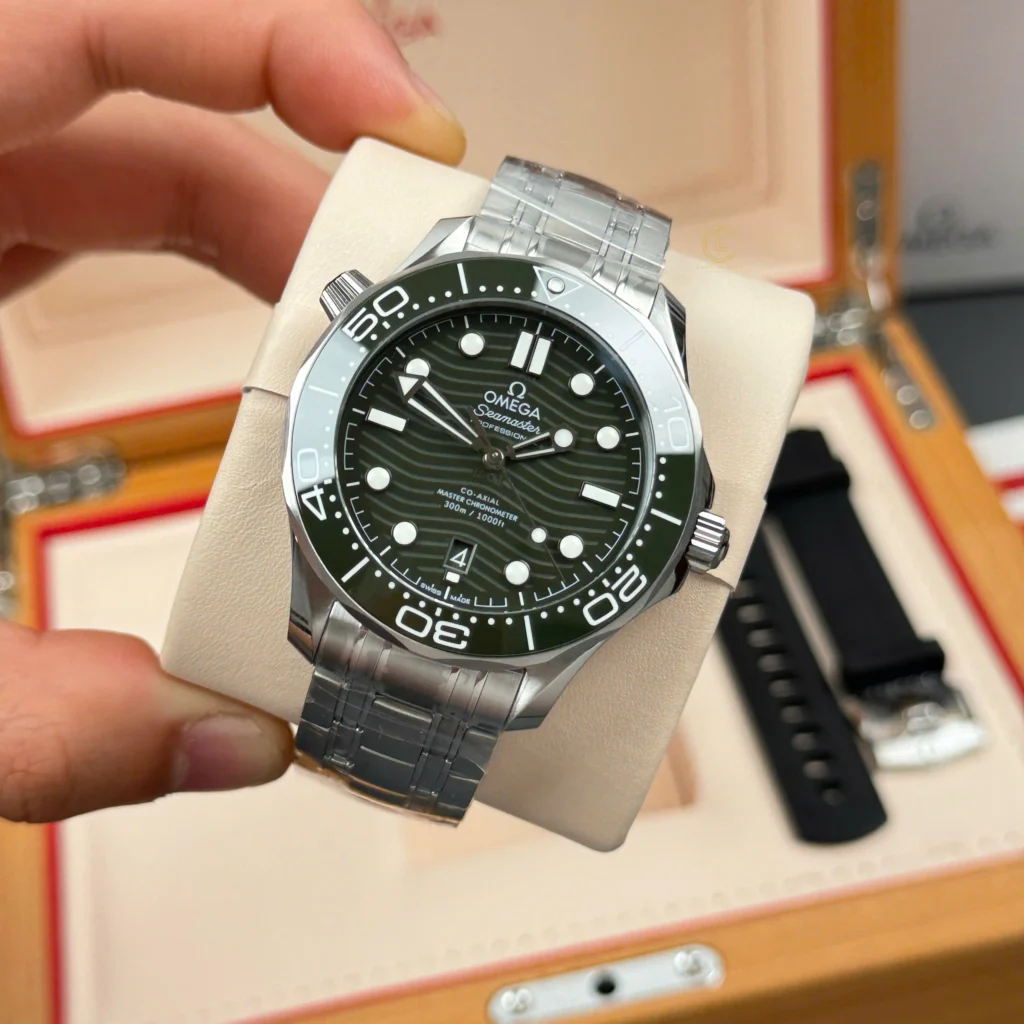 Super Clone Omega Seamaster Diver 300M 42mm Green Dial — bracelet detail