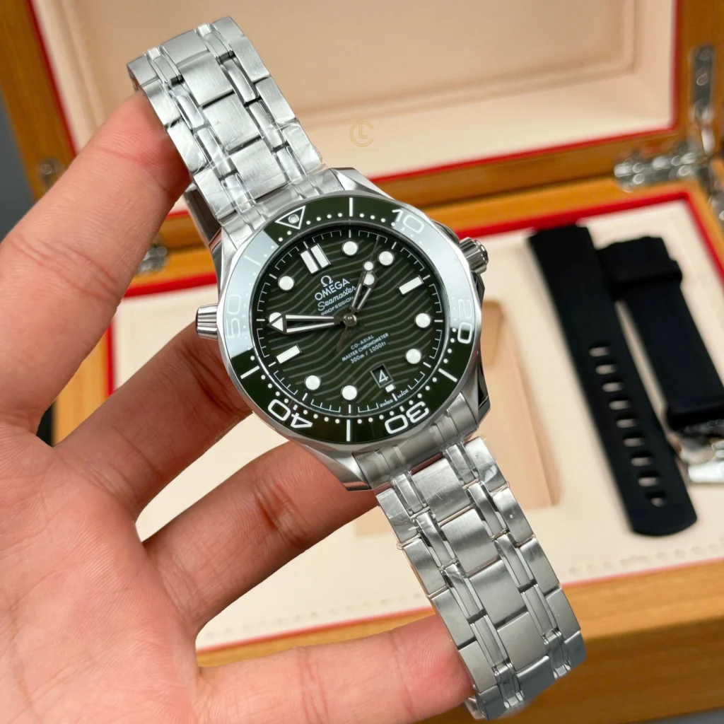 Super Clone Omega Seamaster Diver 300M 42mm Green Dial — clasp and links