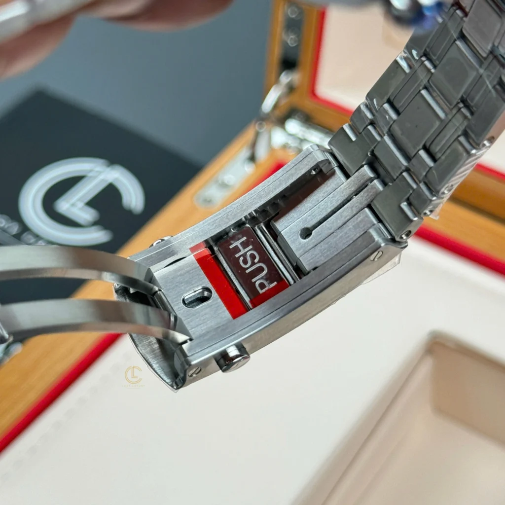 Super Clone Omega Seamaster Diver 300M 42mm Green Dial — movement / caseback view