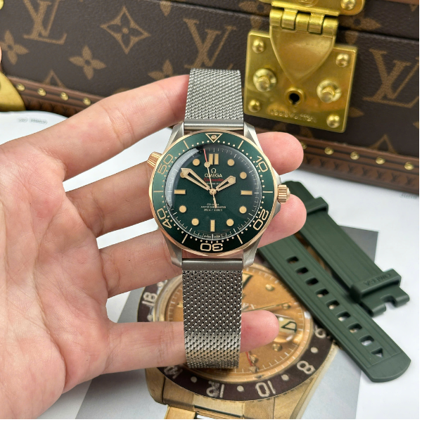 Super Clone Omega Seamaster Diver 300M “James Bond 007” 210.90.42.20.10.001 42MM Bronze Gold Titanium – — dial close-up