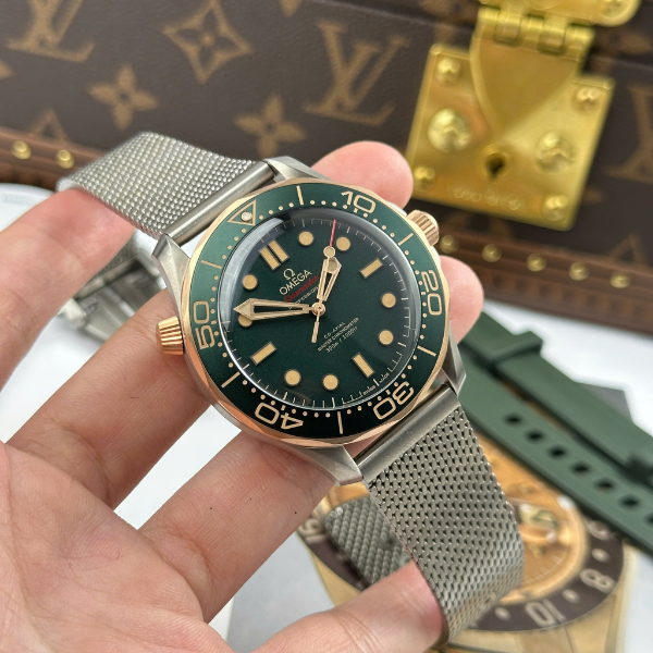 Super Clone Omega Seamaster Diver 300M “James Bond 007” 210.90.42.20.10.001 42MM Bronze Gold Titanium – — bracelet detail
