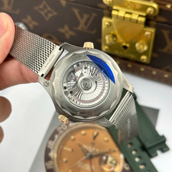 Super Clone Omega 42mm Steel — clasp and links