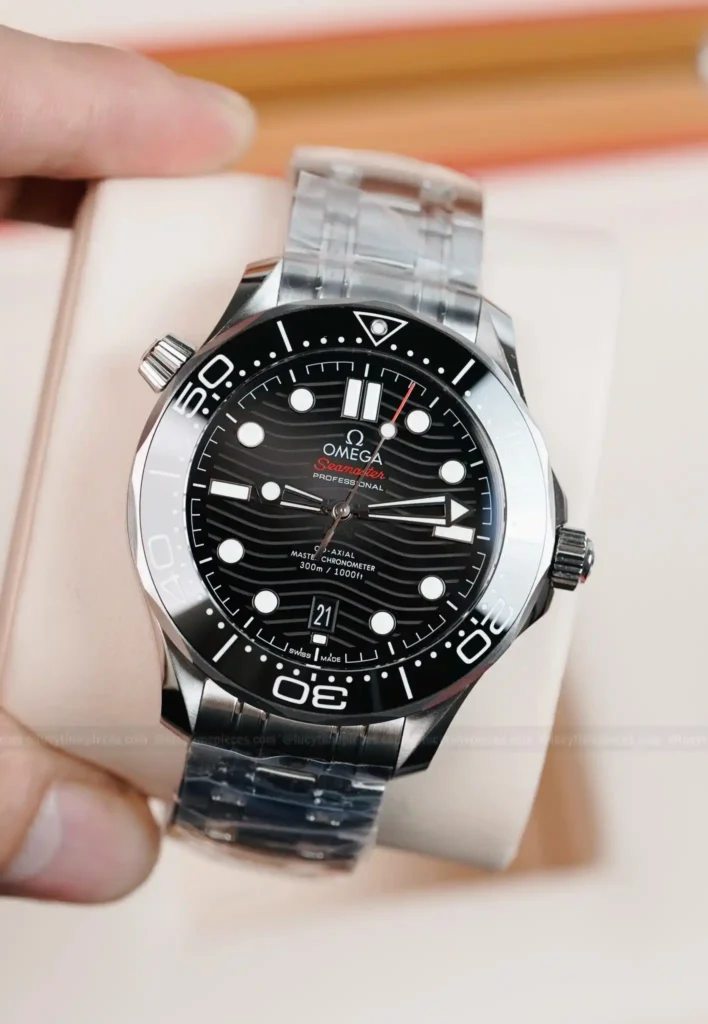 Super Clone Omega Seamaster Diver 300M Co‑Axial Master Chronometer 210.30.42.20.01.001 42mm Black Dial — bracelet detail