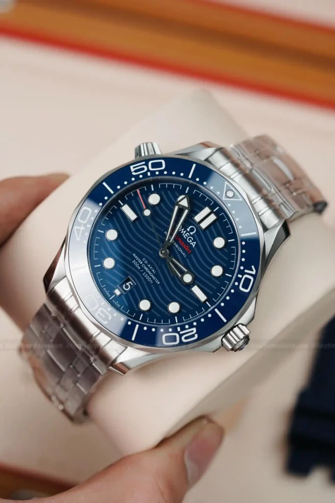 Super Clone Omega Seamaster Diver 300M Co‑Axial Master Chronometer 210.32.42.20.03.001 42mm Blue Dial — bracelet detail