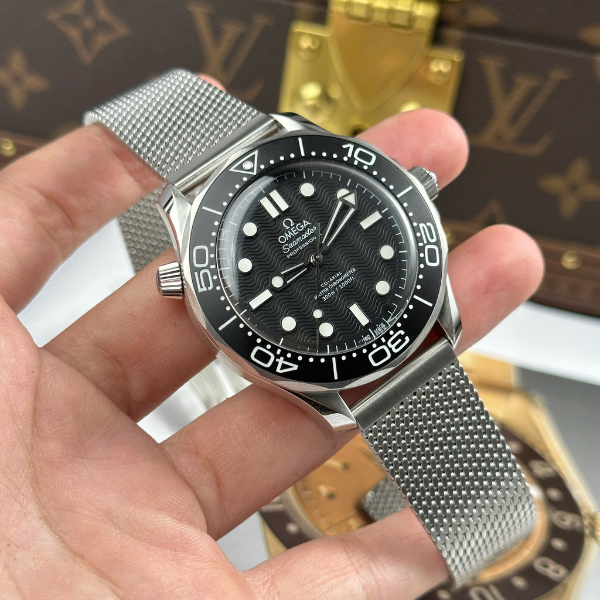 Super Clone Omega 42mm Steel — bracelet detail