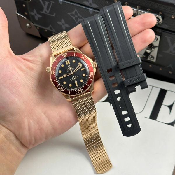 Super Clone Omega 42mm Gold — dial close-up