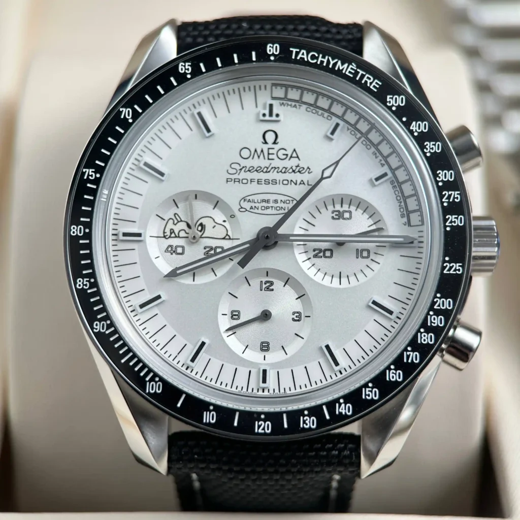 Super Clone Omega Speedmaster Apollo 13 Silver Snoopy 311.32.42.30.04.003 42mm — bracelet detail