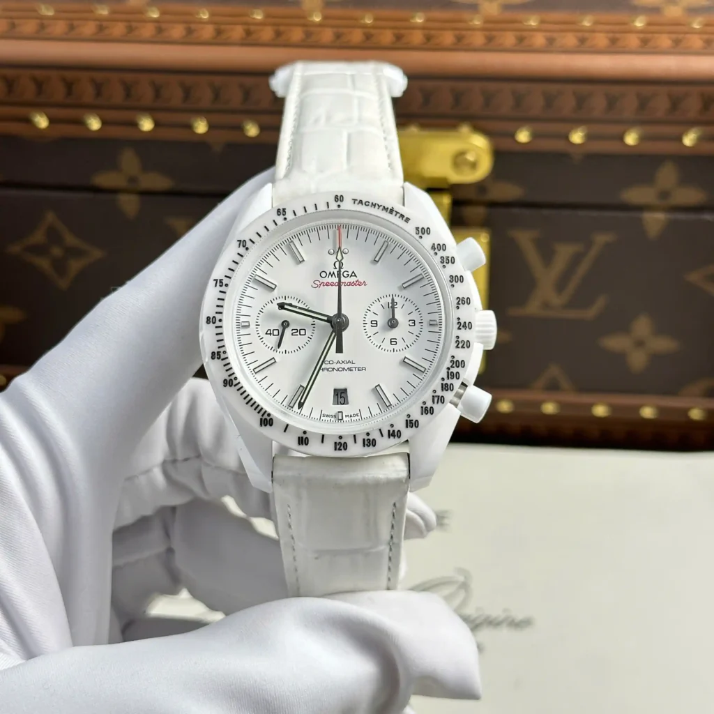Super Clone Omega Speedmaster Dark Side of The Moon White Side of the Moon 311.93.44.51.04.002 44.25 White Ceramic – — dial close-up