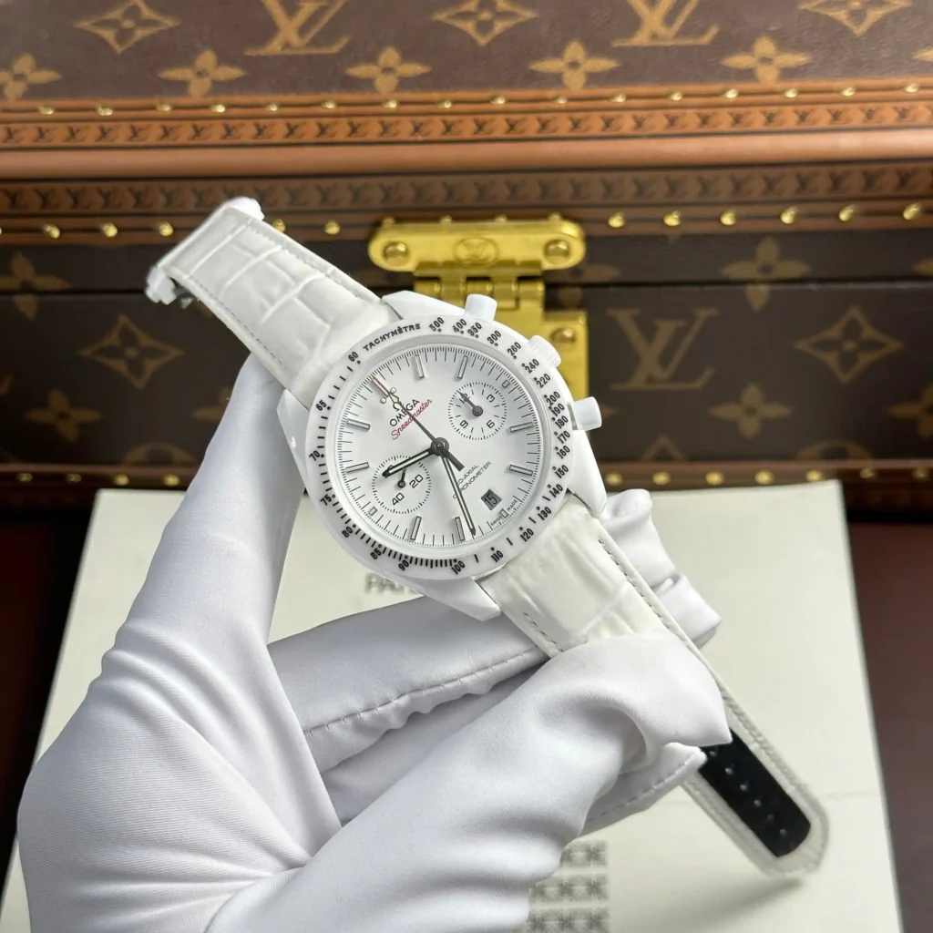 Super Clone Omega Speedmaster Dark Side of The Moon White Side of the Moon 311.93.44.51.04.002 44.25 White Ceramic – — bracelet detail