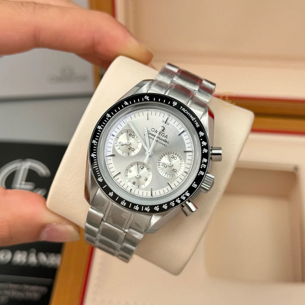 Super Clone Omega Speedmaster Moon Watch 310.30.42.50.04.001 42mm White Dial — case and bezel