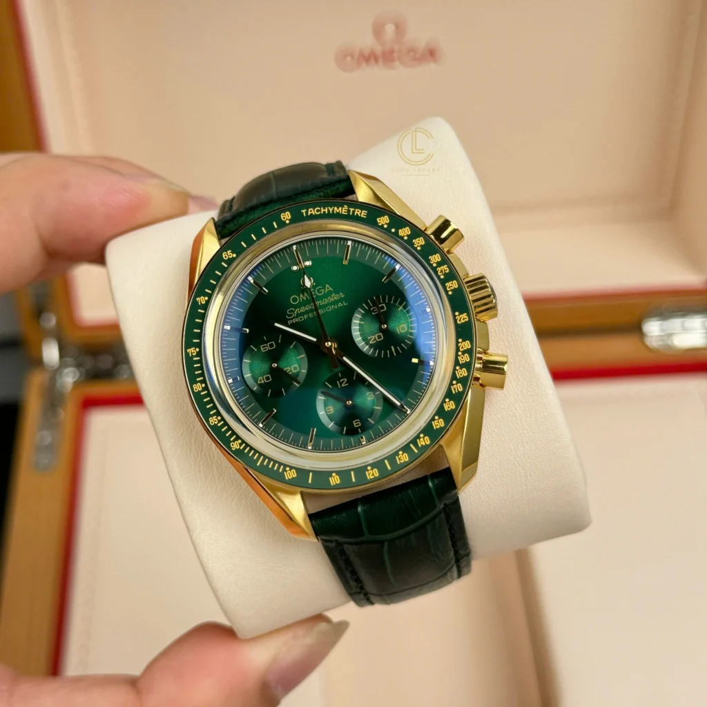Super Clone Omega Speedmaster Moonwatch Professional 42mm 310.63.42.50.10.001 Green Dial Yellow Gold — dial close-up