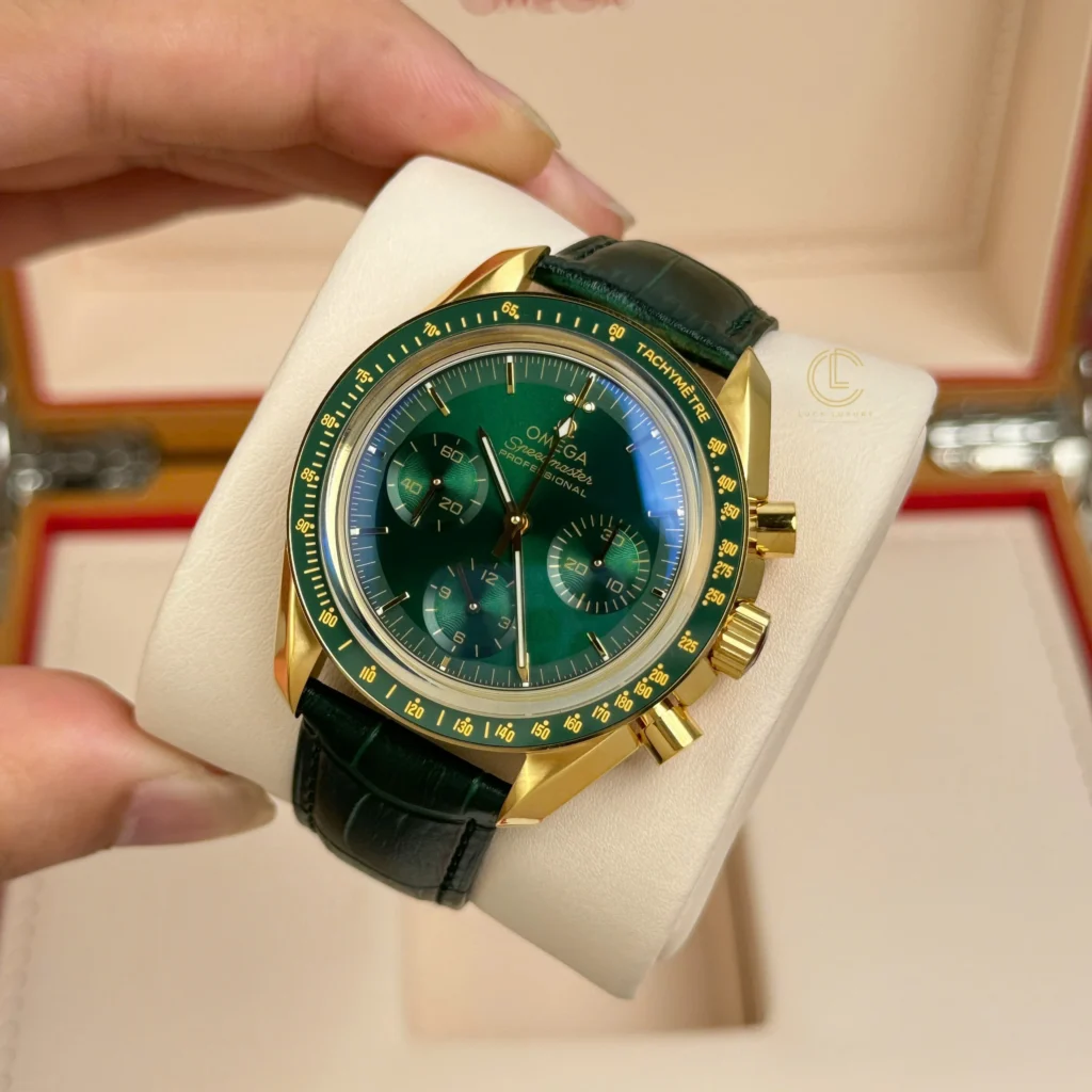 Super Clone Omega Speedmaster Moonwatch Professional 42mm 310.63.42.50.10.001 Green Dial Yellow Gold — case and bezel