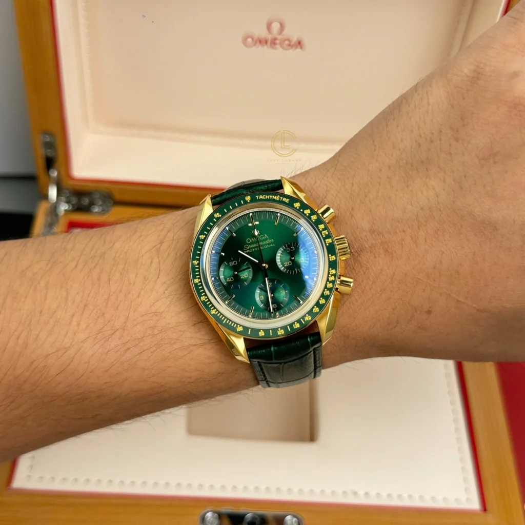 Super Clone Omega Speedmaster Moonwatch Professional 42mm 310.63.42.50.10.001 Green Dial Yellow Gold — bracelet detail