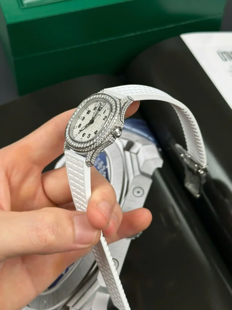 Super Clone Patek Philippe Aquanaut 5067A-011 White full moissanite 35mm – Handcrafted Diamod — bracelet detail