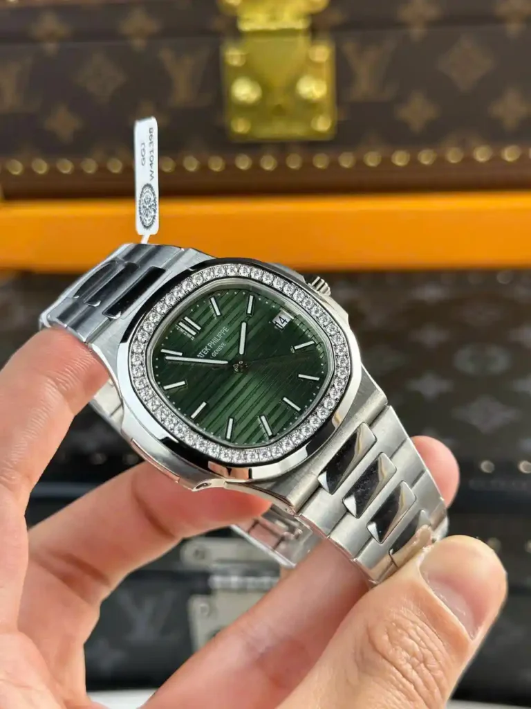 Super Clone Patek Philippe Patek Nautilus 5713G Green Dial 40mm Moissanite – Handcrafted Diamod — bracelet detail