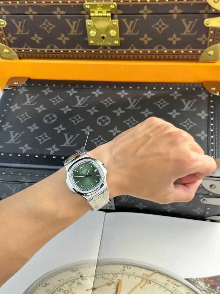 Super Clone Patek Philippe Patek Nautilus 5713G Green Dial 40mm Moissanite – Handcrafted Diamod — side profile