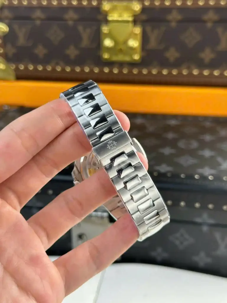 Super Clone Patek Philippe Patek Nautilus 5713G Green Dial 40mm Moissanite – Handcrafted Diamod — view 9