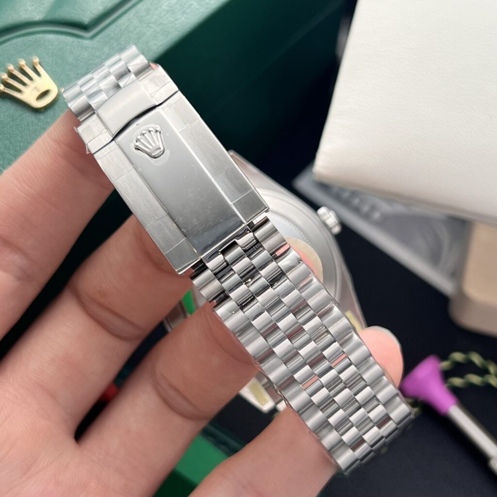 Super Clone Rolex Datejust Black Dial 126334-0018 41 mm — movement / caseback view