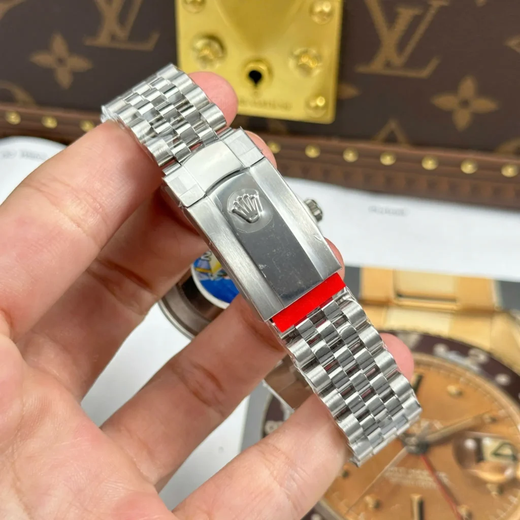 Super Clone Rolex Datejust Bright Blue Diamond Dial 126334-0016 41 mm — side profile