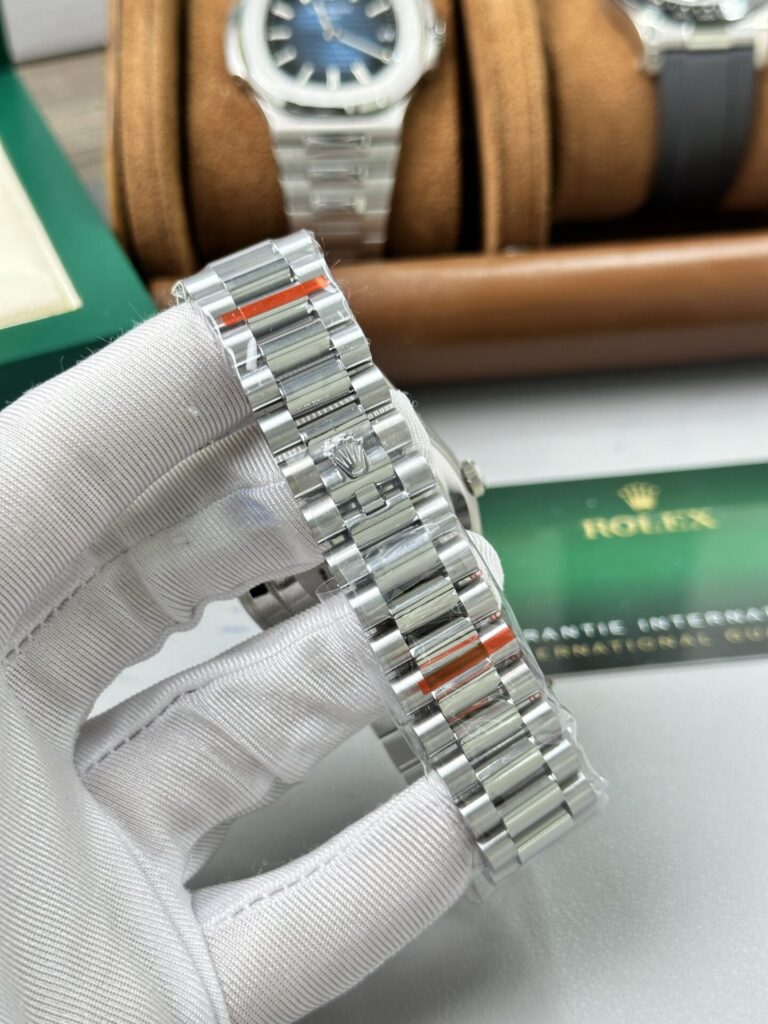 Super Clone Rolex Day-Date Bright Black Diamond Dial 228236-0004 40 mm — clasp and links