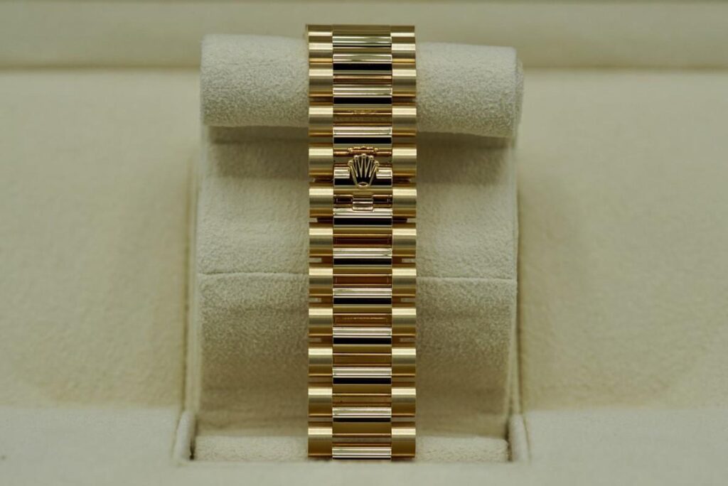 Super Clone Rolex Day-Date Carnelian Dial 128348RBR 36 mm — bracelet detail