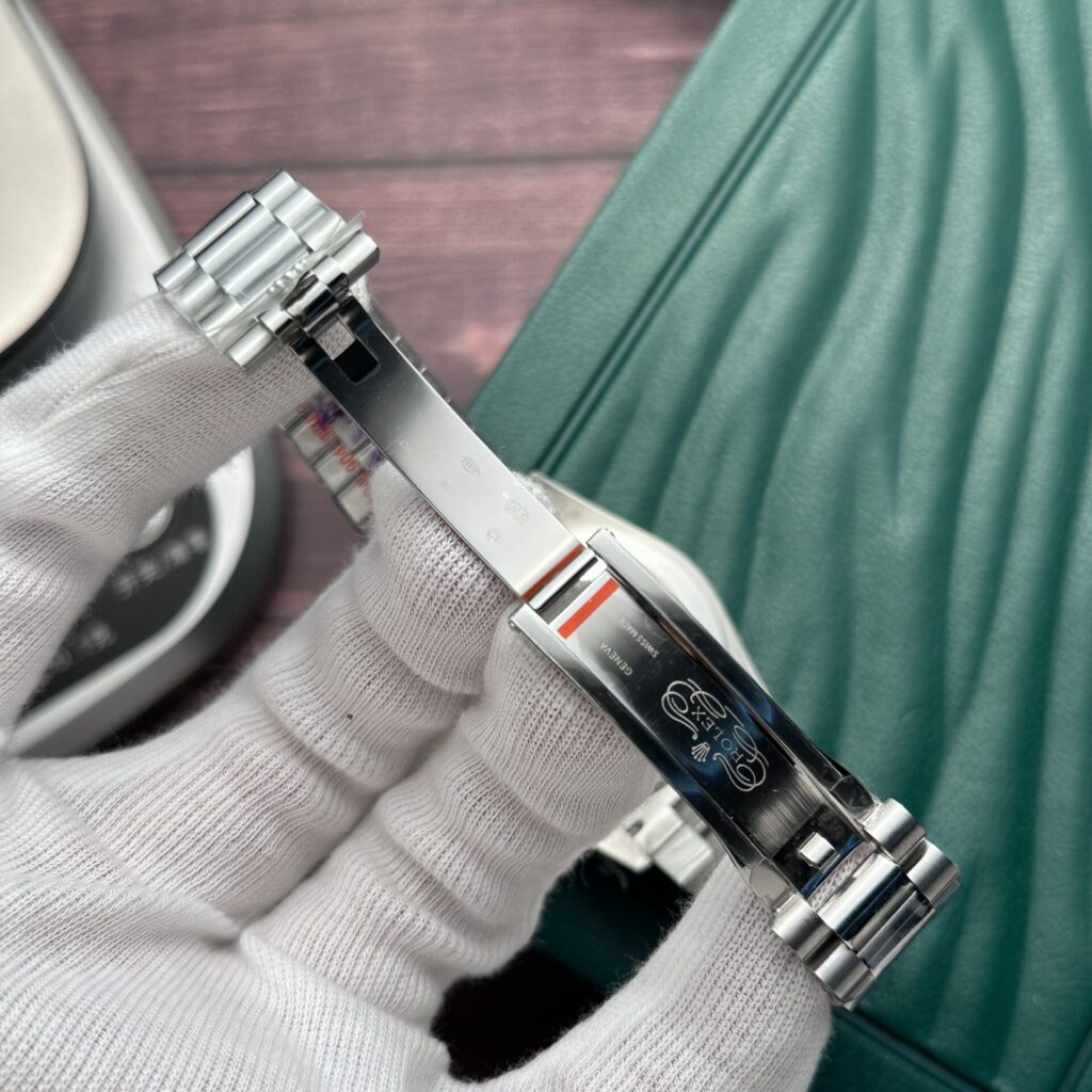 Super Clone Rolex Day-Date Olive Green Dial 228239-0033 40 mm — clasp and links