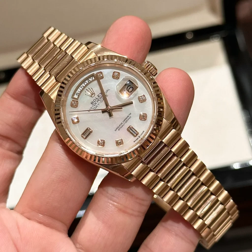 Super Clone Rolex Day-Date White Mother-of-Pearl Diamond Dial 128235-0029 36 mm — bracelet detail