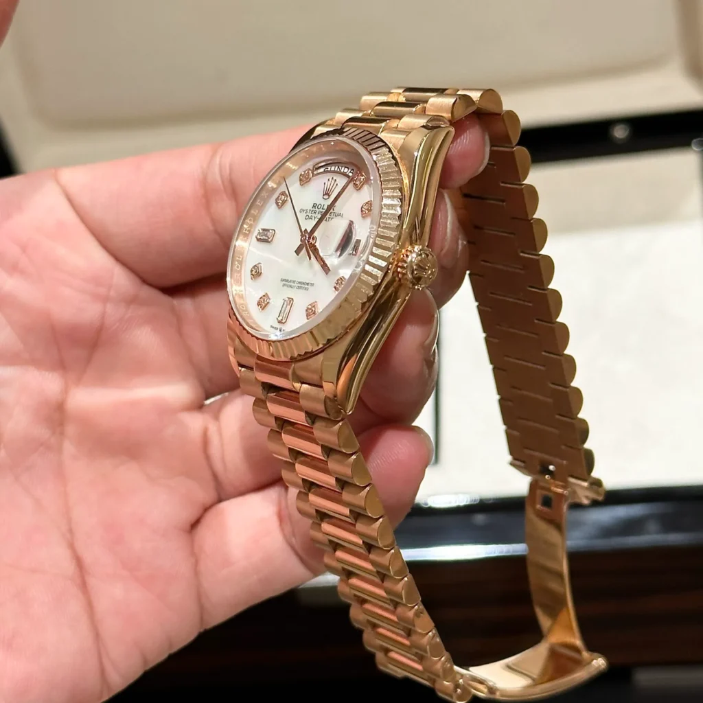 Super Clone Rolex Day-Date White Mother-of-Pearl Diamond Dial 128235-0029 36 mm — clasp and links