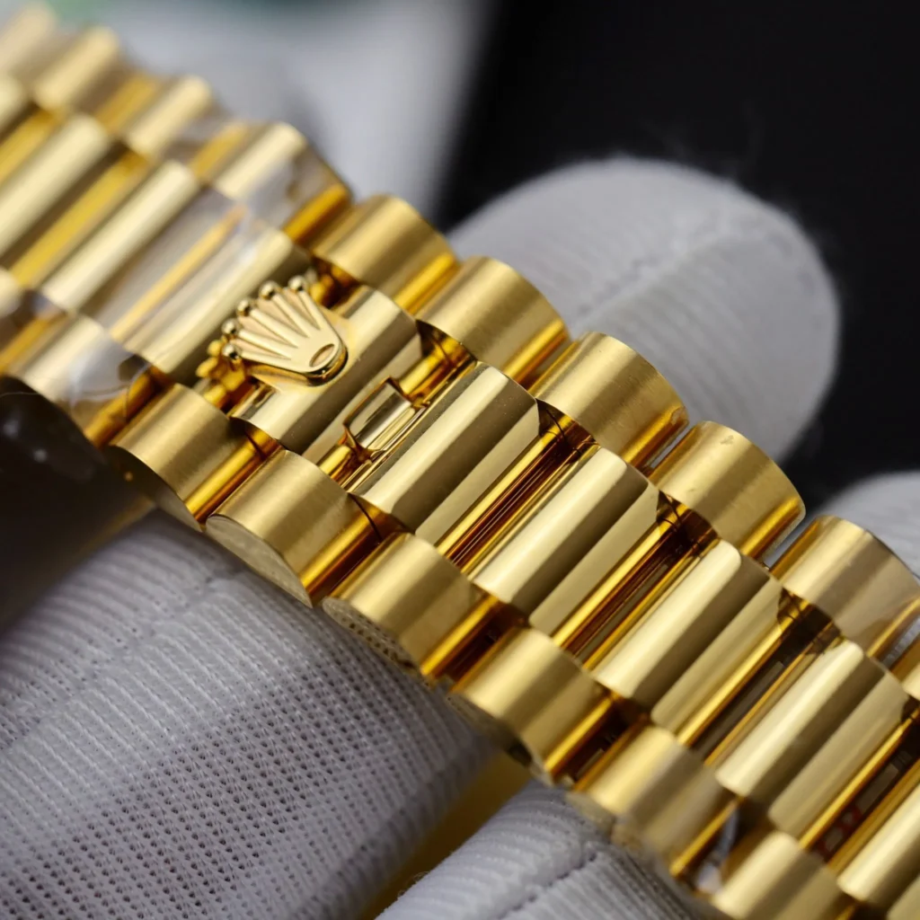 Super Clone Rolex Day-Date White Mother-of-Pearl Diamond Dial 128238-0011 36 mm — bracelet detail