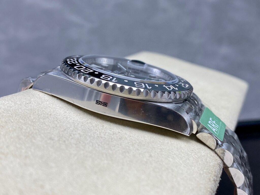 Super Clone Rolex GMT-Master II 126710GRNR “Bruce Wayne” Jubilee 2024 — bracelet detail