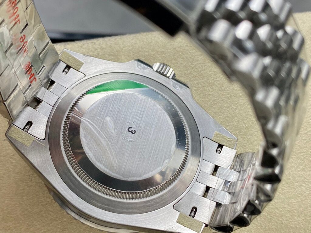 Super Clone Rolex GMT-Master II 126710GRNR “Bruce Wayne” Jubilee 2024 — clasp and links