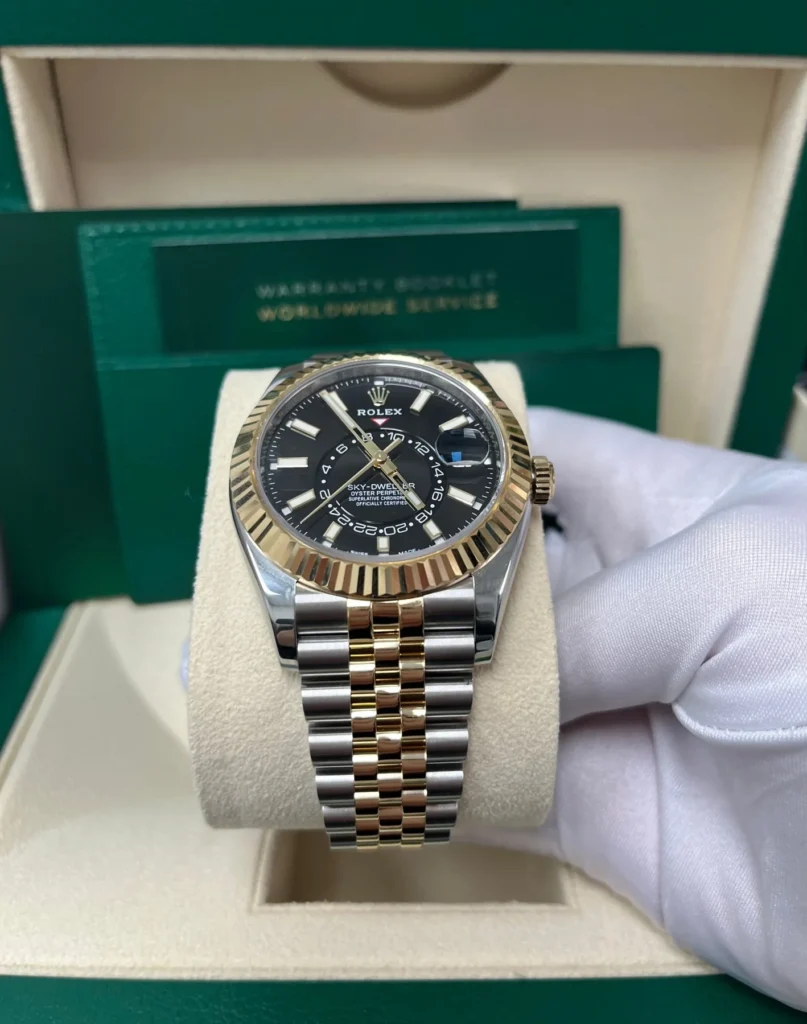 Super Clone Rolex Sky-Dweller Bright black Dial 336933 Jubilee — dial close-up