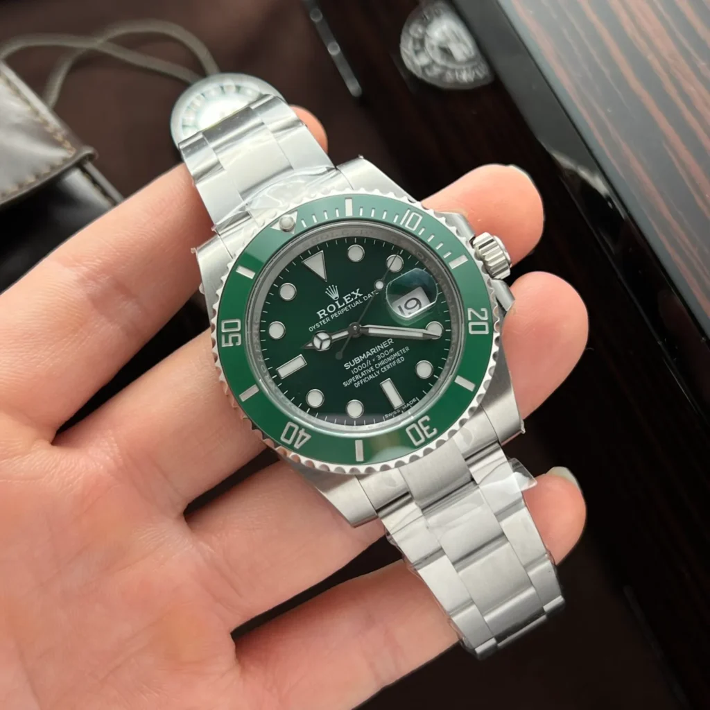 Super Clone Rolex Submariner Green Dial 116610LV “Hulk” — case and bezel
