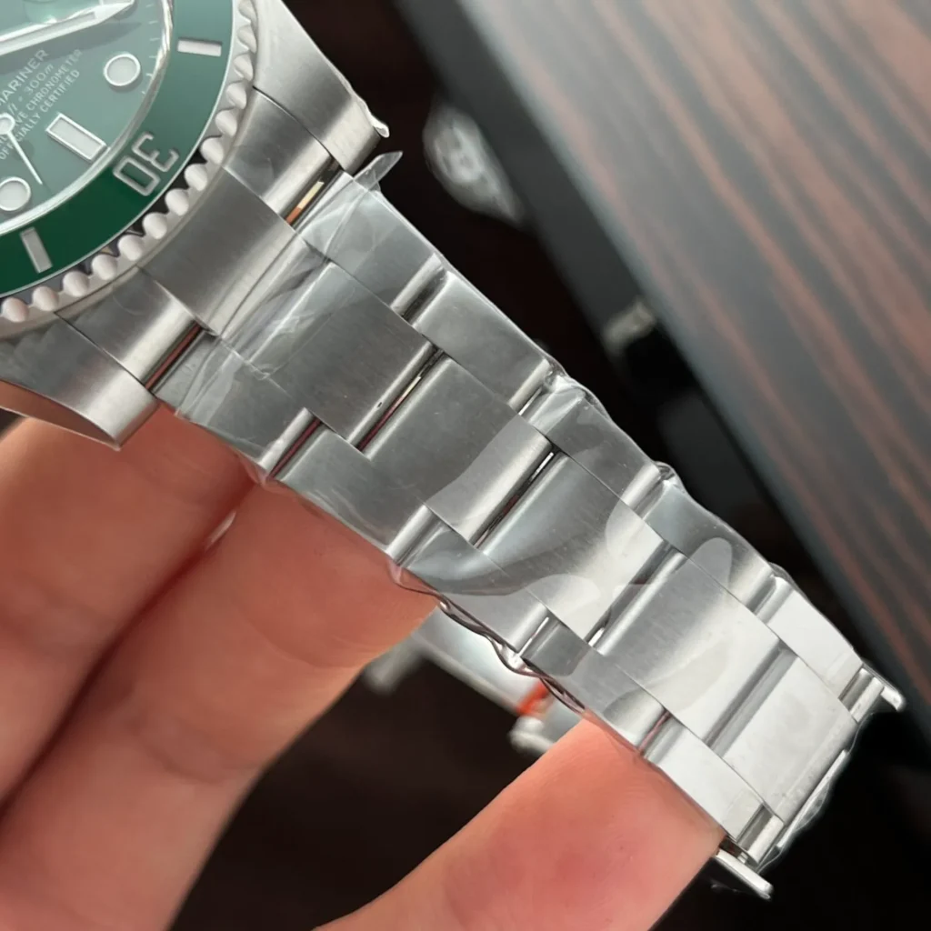 Super Clone Rolex Submariner Green Dial 116610LV “Hulk” — bracelet detail