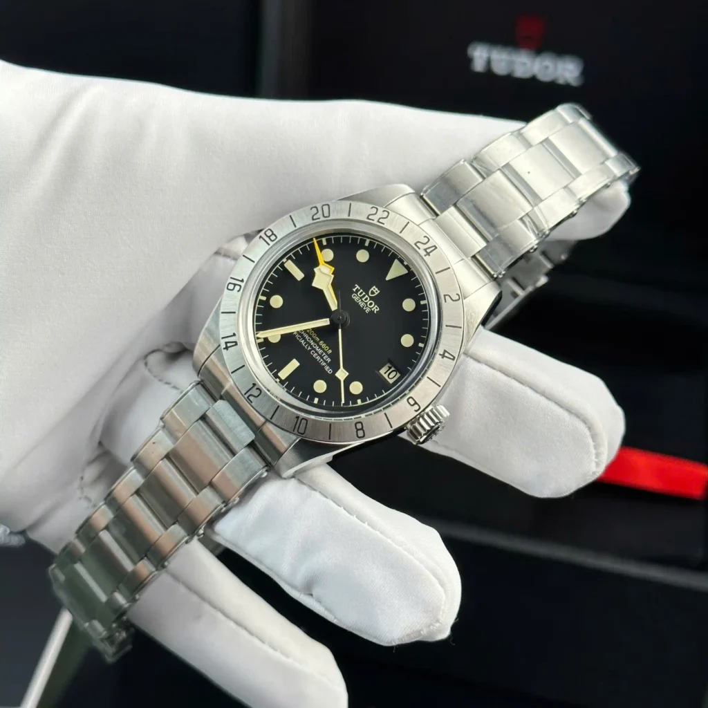 Super Clone Tudor Black Bay Pro M79470-0001 39mm Titanium — case and bezel